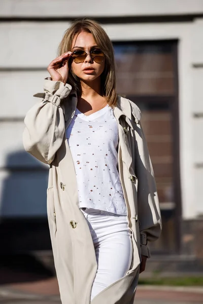 Retrato Livre Mulher Loira Beleza Vestindo Jaqueta Bege Camiseta Branca — Fotografia de Stock