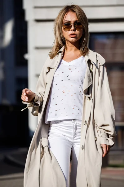 Utomhus Porträtt Skönhet Blond Kvinna Klädd Beige Jacka Vit Shirt — Stockfoto