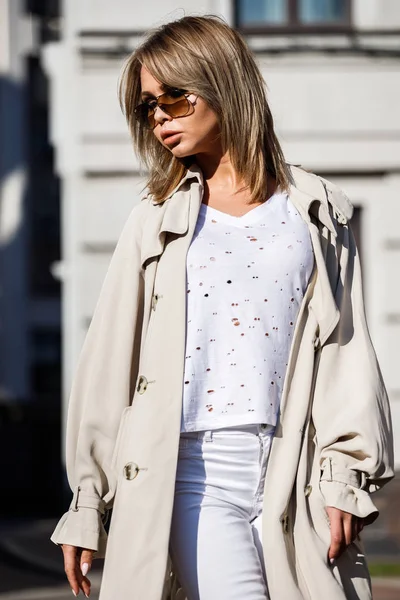 Retrato Aire Libre Mujer Rubia Belleza Con Chaqueta Beige Camiseta —  Fotos de Stock