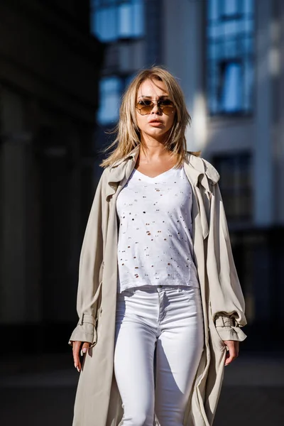 Retrato Aire Libre Mujer Rubia Belleza Con Chaqueta Beige Camiseta —  Fotos de Stock