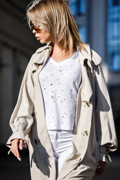 Retrato Aire Libre Mujer Rubia Belleza Con Chaqueta Beige Camiseta —  Fotos de Stock