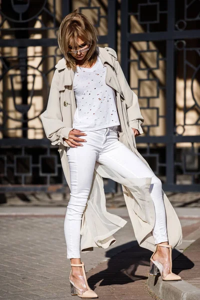 Retrato Aire Libre Mujer Rubia Belleza Con Chaqueta Beige Camiseta —  Fotos de Stock