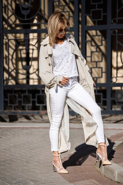 Utomhus Porträtt Skönhet Blond Kvinna Klädd Beige Jacka Vit Shirt — Stockfoto