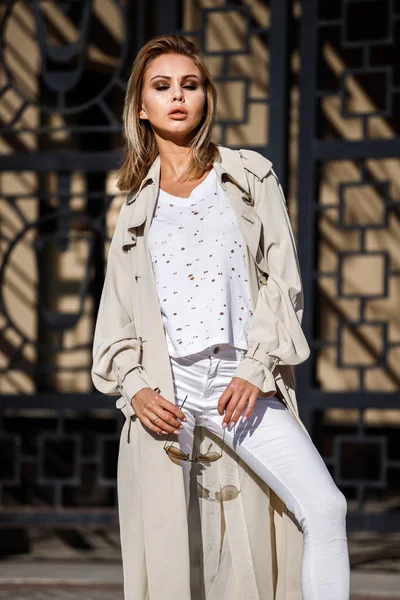 Utomhus Porträtt Skönhet Blond Kvinna Klädd Beige Jacka Vit Shirt — Stockfoto