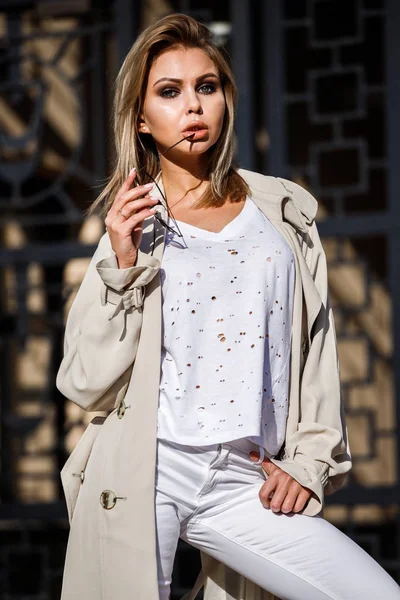 Utomhus Porträtt Skönhet Blond Kvinna Klädd Beige Jacka Vit Shirt — Stockfoto