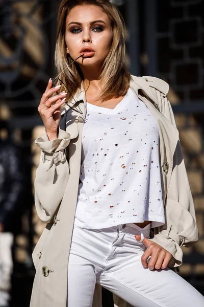 Utomhus Porträtt Skönhet Blond Kvinna Klädd Beige Jacka Vit Shirt — Stockfoto