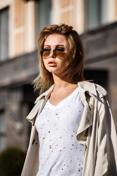 Retrato Aire Libre Mujer Rubia Belleza Con Chaqueta Beige Camiseta —  Fotos de Stock