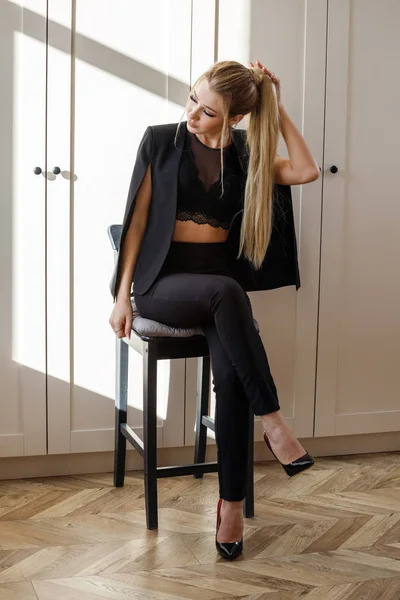 Porträtt Skönhet Blond Kvinna Svart Casual Kläder Sitter Trästol Lyxiga — Stockfoto