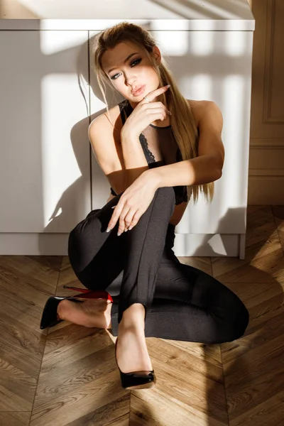 Schöne Blonde Mädchen Schwarzen Lässigen Kleidern Sitzt Auf Dem Boden — Stockfoto