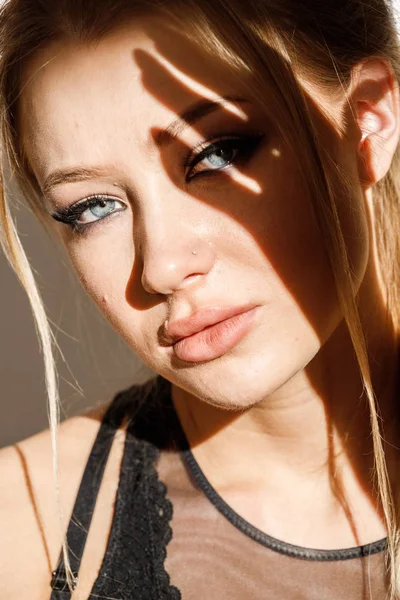 Closeup Portret Van Mooie Blonde Meisje Zwarte Kleding Zittend Vloer — Stockfoto