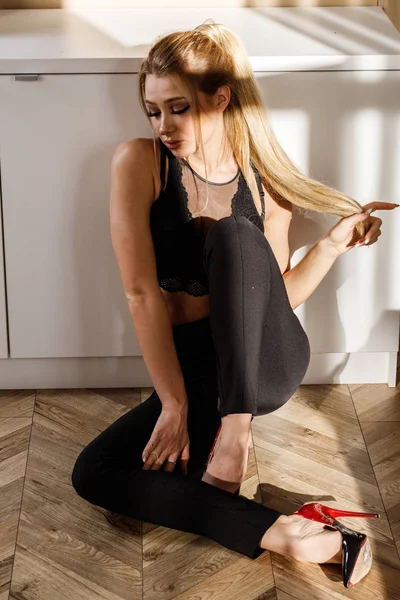 Beautiful Blonde Girl Black Casual Clothes Lying Floor Bright Room — Stock Photo, Image