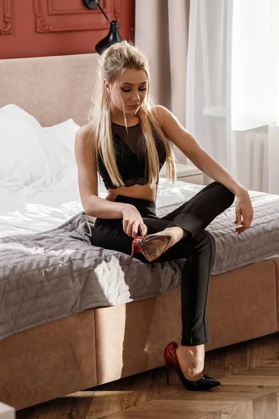 Vacker Blond Flicka Svart Casual Kläder Sitter Sängen Ljusa Rum — Stockfoto