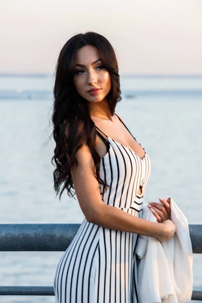 Foto Aire Libre Hermosa Mujer Morena Joven Vestido Blanco Negro — Foto de Stock