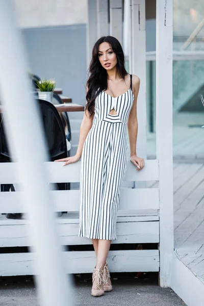 Retrato Aire Libre Una Hermosa Joven Morena Vestido Blanco Negro — Foto de Stock