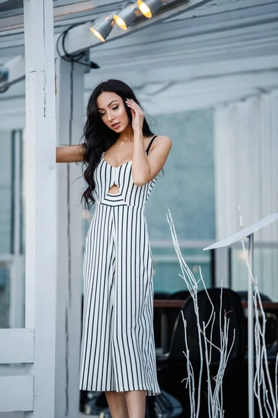 Retrato Aire Libre Una Hermosa Joven Morena Vestido Blanco Negro — Foto de Stock