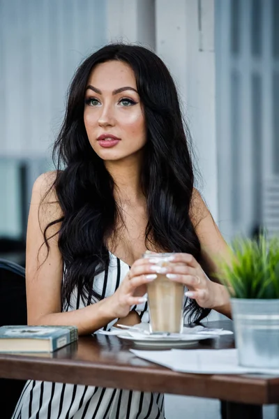 Çizgili Siyah Beyaz Elbiseli Güzel Genç Esmer Kadın Portresi Kahve — Stok fotoğraf