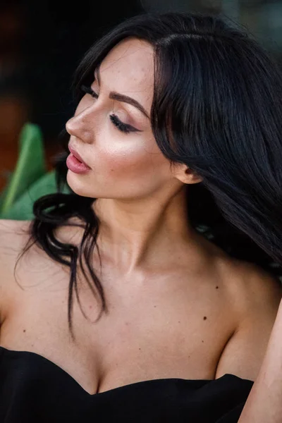 Primer Plano Retrato Hermosa Mujer Morena Joven Vestido Negro Con — Foto de Stock