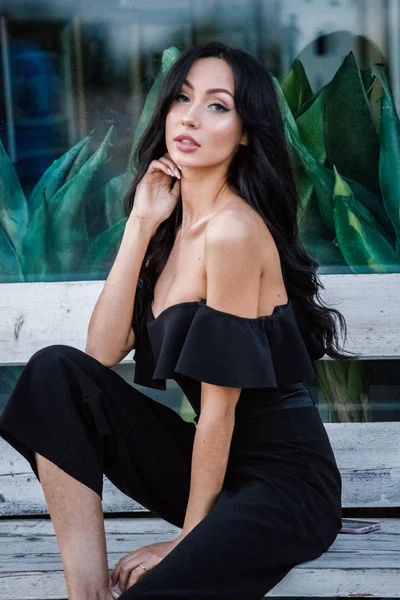 Retrato Bela Jovem Morena Vestido Preto Com Maquiagem Elegante Sentado — Fotografia de Stock