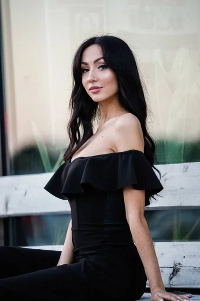 Retrato Hermosa Mujer Morena Joven Vestido Negro Con Maquillaje Elegante —  Fotos de Stock