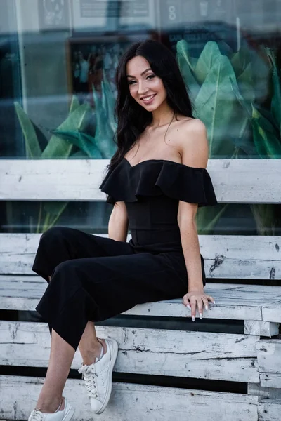 Retrato Bela Jovem Morena Vestido Preto Com Maquiagem Elegante Sentado — Fotografia de Stock