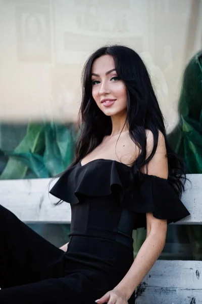 Retrato Hermosa Mujer Morena Joven Vestido Negro Con Maquillaje Elegante —  Fotos de Stock