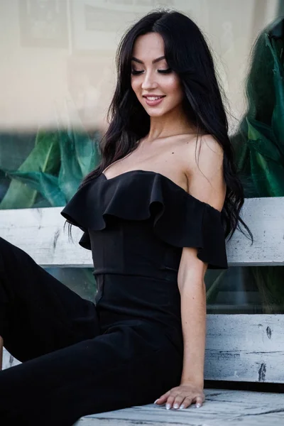 Retrato Bela Jovem Morena Vestido Preto Com Maquiagem Elegante Sentado — Fotografia de Stock