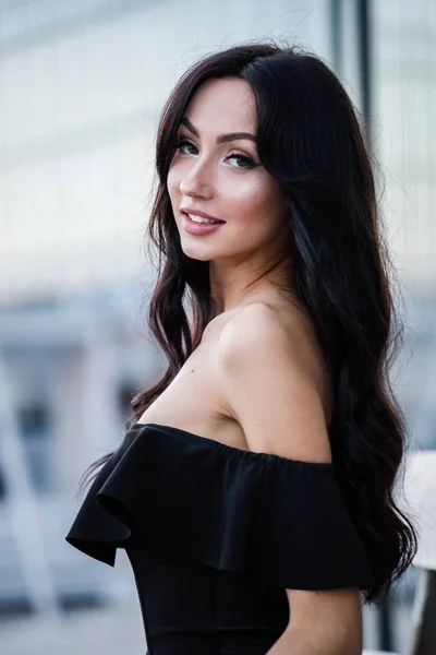 Retrato Hermosa Mujer Morena Joven Vestido Negro Con Maquillaje Elegante — Foto de Stock