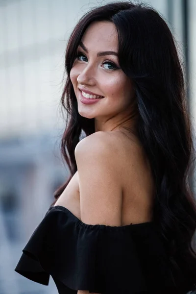 Portrait Belle Jeune Femme Brune Robe Noire Avec Maquillage Élégant — Photo