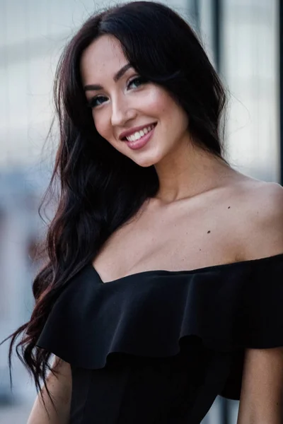 Retrato Hermosa Mujer Morena Joven Vestido Negro Con Maquillaje Elegante — Foto de Stock