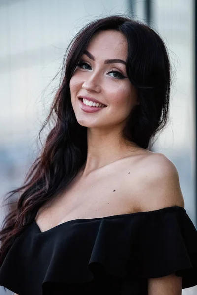 Retrato Hermosa Mujer Morena Joven Vestido Negro Con Maquillaje Elegante — Foto de Stock