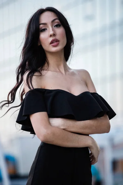 Retrato Hermosa Mujer Morena Joven Vestido Negro Con Maquillaje Elegante —  Fotos de Stock