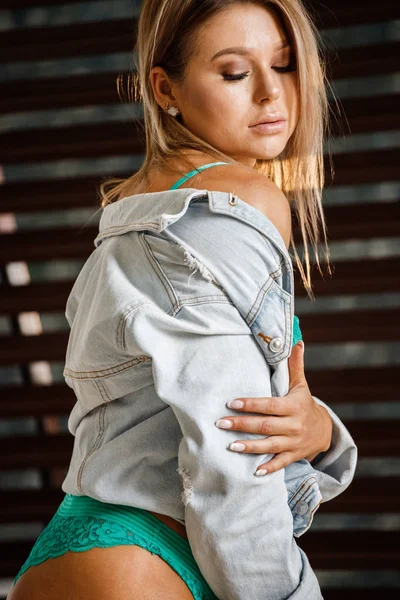 Portret Studio Urody Blond Kobieta Nosi Biały Jeans Kurtka Zielony — Zdjęcie stockowe