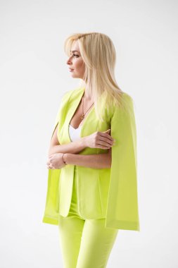 Beyaz Oda iç güzellik modelinin moda stüdyo portre. Yeşil casual elbise ve beyaz gömlek giymiş genç kadının güzellik atış