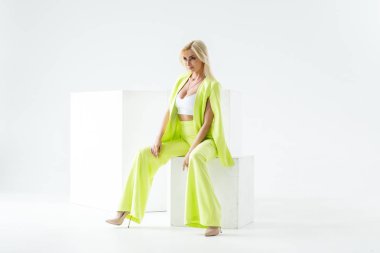 Beyaz Oda iç güzellik modelinin moda stüdyo portre. Yeşil casual elbise ve beyaz gömlek giymiş genç kadının güzellik atış