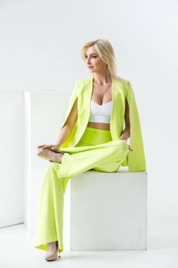 Beyaz Oda iç güzellik modelinin moda stüdyo portre. Yeşil casual elbise ve beyaz gömlek giymiş genç kadının güzellik atış