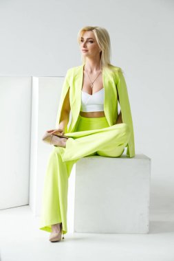 Beyaz Oda iç güzellik modelinin moda stüdyo portre. Yeşil casual elbise ve beyaz gömlek giymiş genç kadının güzellik atış