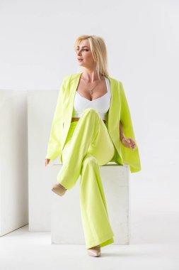 Beyaz Oda iç güzellik modelinin moda stüdyo portre. Yeşil casual elbise ve beyaz gömlek giymiş genç kadının güzellik atış