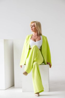 Beyaz Oda iç güzellik modelinin moda stüdyo portre. Yeşil casual elbise ve beyaz gömlek giymiş genç kadının güzellik atış