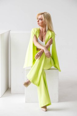 Beyaz Oda iç güzellik modelinin moda stüdyo portre. Yeşil casual elbise ve beyaz gömlek giymiş genç kadının güzellik atış