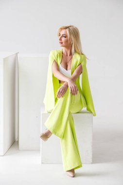 Beyaz Oda iç güzellik modelinin moda stüdyo portre. Yeşil casual elbise ve beyaz gömlek giymiş genç kadının güzellik atış