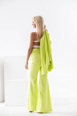 Beyaz Oda iç güzellik modelinin moda stüdyo portre. Yeşil casual elbise ve beyaz gömlek giymiş genç kadının güzellik atış