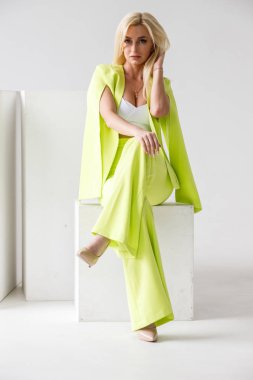 Beyaz Oda iç güzellik modelinin moda stüdyo portre. Yeşil casual elbise ve beyaz gömlek giymiş genç kadının güzellik atış