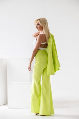 Beyaz Oda iç güzellik modelinin moda stüdyo portre. Yeşil casual elbise ve beyaz gömlek giymiş genç kadının güzellik atış