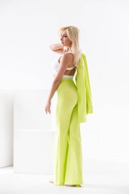 Beyaz Oda iç güzellik modelinin moda stüdyo portre. Yeşil casual elbise ve beyaz gömlek giymiş genç kadının güzellik atış