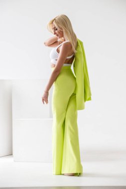 Beyaz Oda iç güzellik modelinin moda stüdyo portre. Yeşil casual elbise ve beyaz gömlek giymiş genç kadının güzellik atış