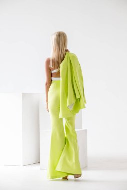 Beyaz Oda iç güzellik modelinin moda stüdyo portre. Yeşil casual elbise ve beyaz gömlek giymiş genç kadının güzellik atış