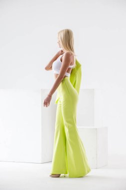 Beyaz Oda iç güzellik modelinin moda stüdyo portre. Yeşil casual elbise ve beyaz gömlek giymiş genç kadının güzellik atış