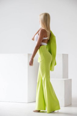 Beyaz Oda iç güzellik modelinin moda stüdyo portre. Yeşil casual elbise ve beyaz gömlek giymiş genç kadının güzellik atış