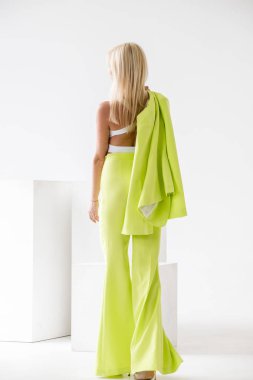 Beyaz Oda iç güzellik modelinin moda stüdyo portre. Yeşil casual elbise ve beyaz gömlek giymiş genç kadının güzellik atış