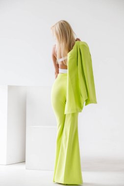 Beyaz Oda iç güzellik modelinin moda stüdyo portre. Yeşil casual elbise ve beyaz gömlek giymiş genç kadının güzellik atış